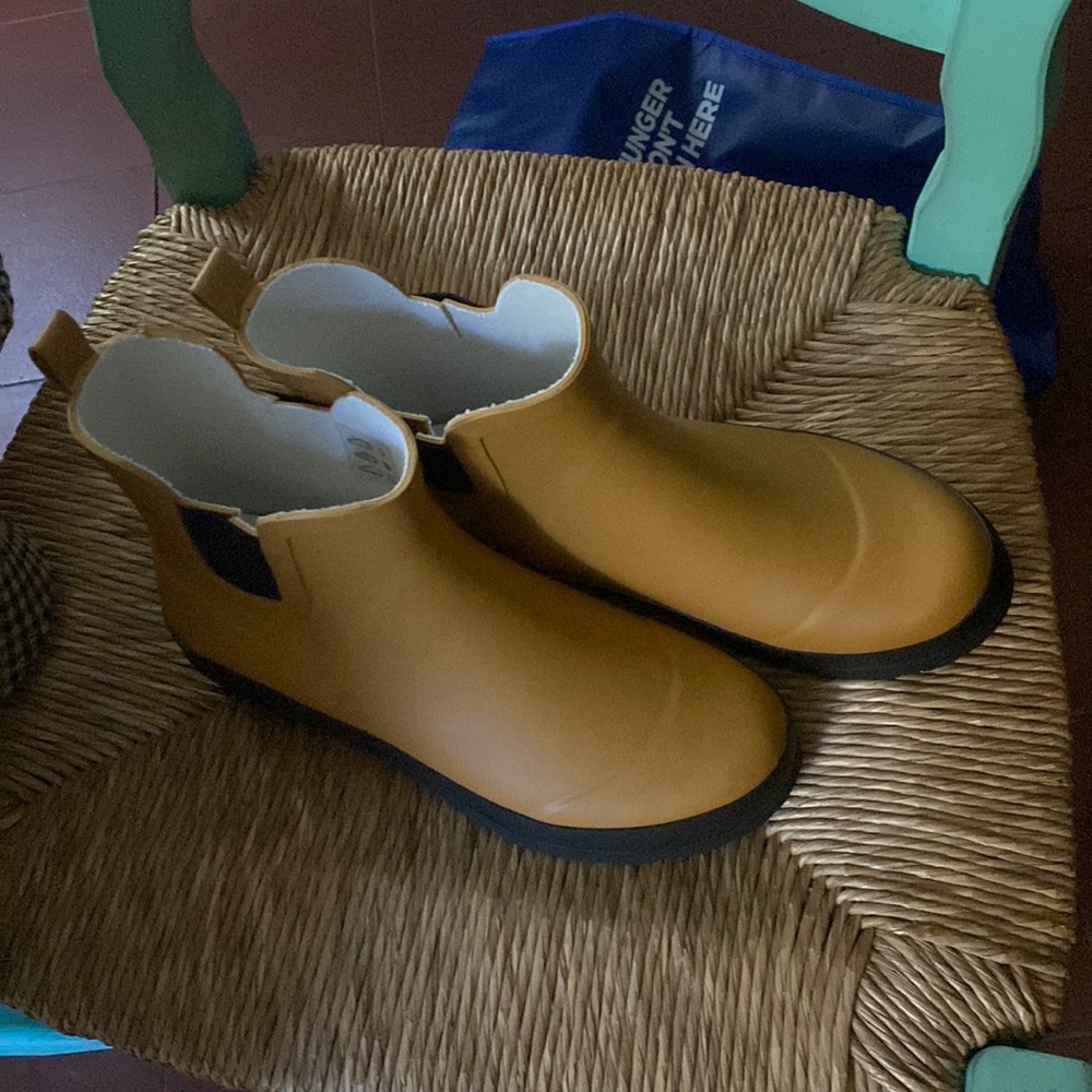 A PAIR Of BRAND NEW MUSTARD RAIN BOOTS
